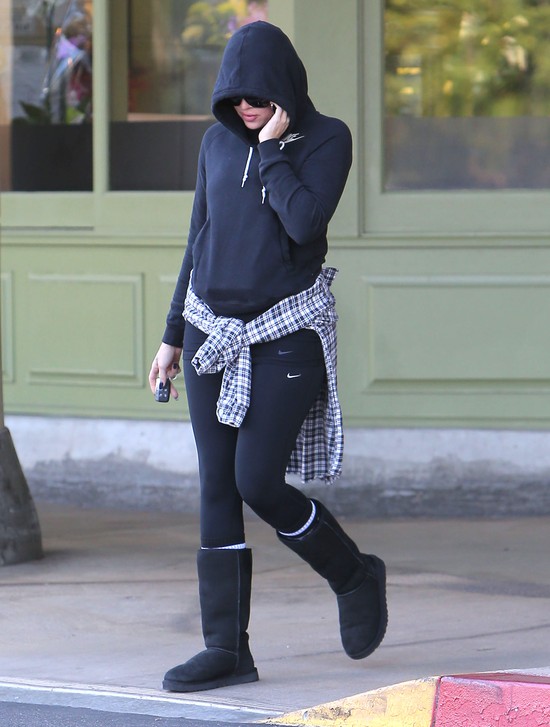 Khloe Kardashian w dresie i… pełnym makijażu (FOTO)