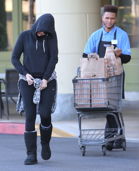 Khloe Kardashian w dresie i… pełnym makijażu (FOTO) Khloe Kardashian w dresie i… pełnym makijażu (FOTO)