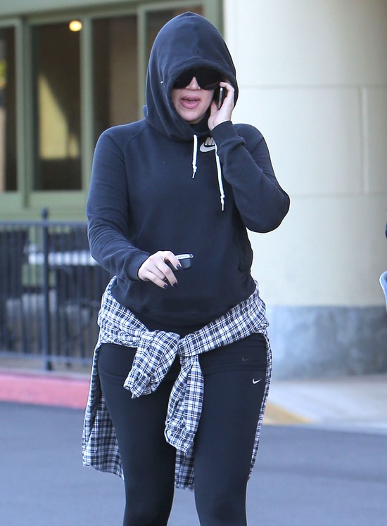 Khloe Kardashian w dresie i… pełnym makijażu (FOTO) Khloe Kardashian w dresie i… pełnym makijażu (FOTO)