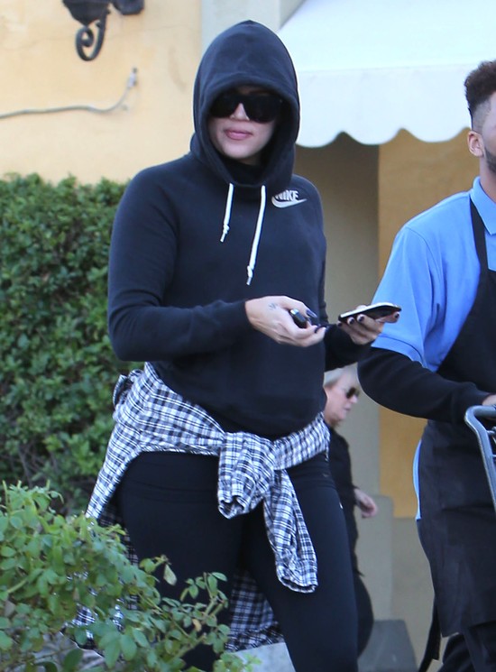 Khloe Kardashian w dresie i… pełnym makijażu (FOTO) Khloe Kardashian w dresie i… pełnym makijażu (FOTO)