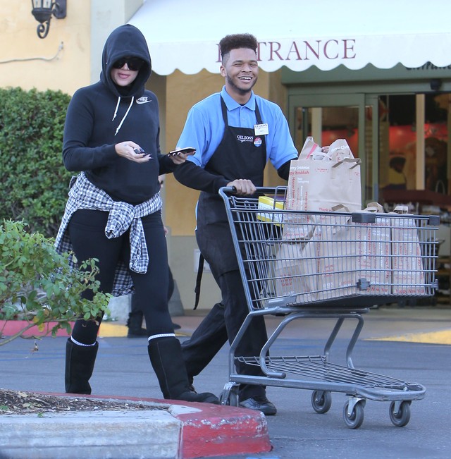 Khloe Kardashian w dresie i… pełnym makijażu (FOTO) Khloe Kardashian w dresie i… pełnym makijażu (FOTO)