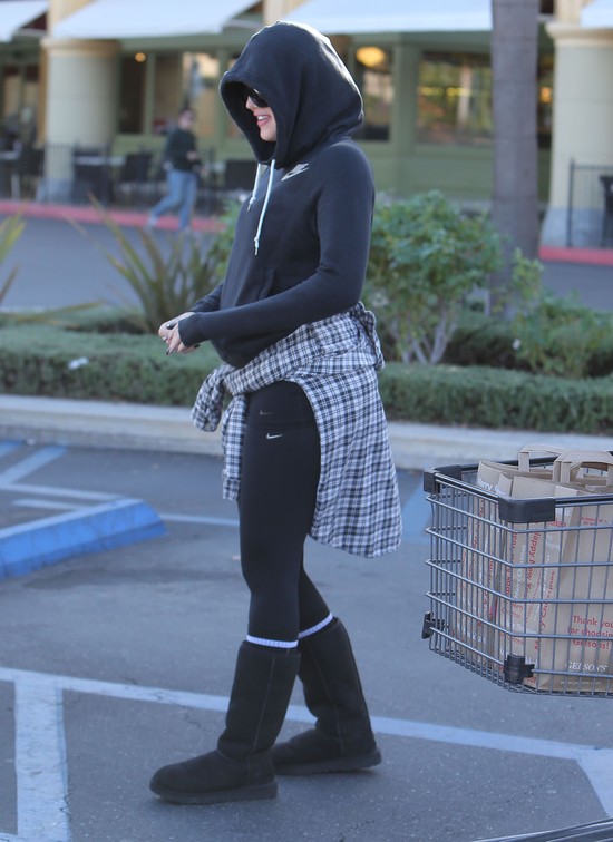 Khloe Kardashian w dresie i… pełnym makijażu (FOTO) Khloe Kardashian w dresie i… pełnym makijażu (FOTO)