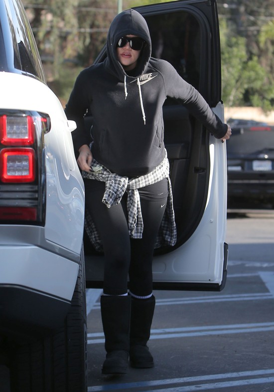 Khloe Kardashian w dresie i… pełnym makijażu (FOTO) Khloe Kardashian w dresie i… pełnym makijażu (FOTO)