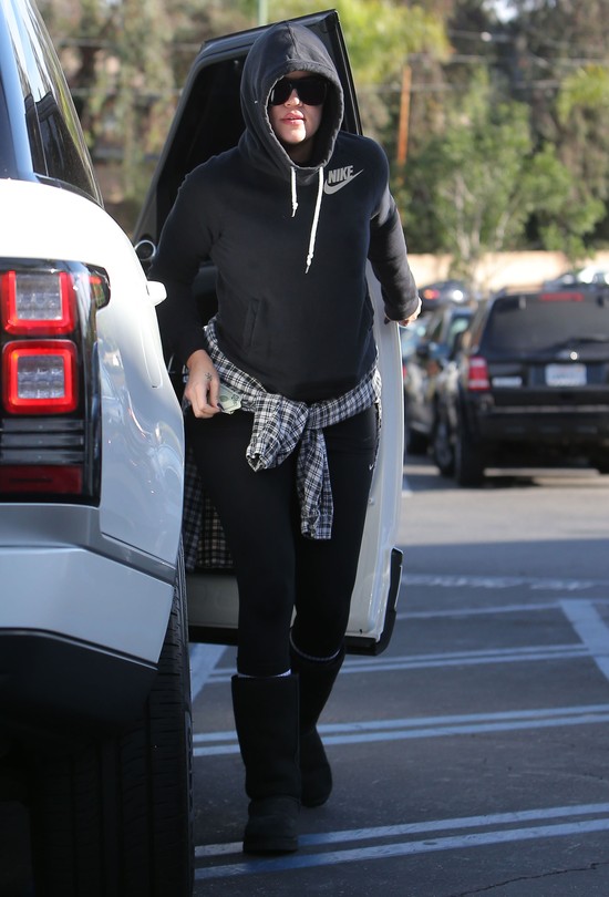 Khloe Kardashian w dresie i… pełnym makijażu (FOTO) Khloe Kardashian w dresie i… pełnym makijażu (FOTO)