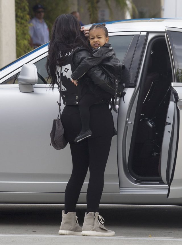 North West i Penelope Disick idą na lekcję baletu DUŻO ZDJĘĆ North West i Penelope Disick idą na lekcję baletu DUŻO ZDJĘĆ