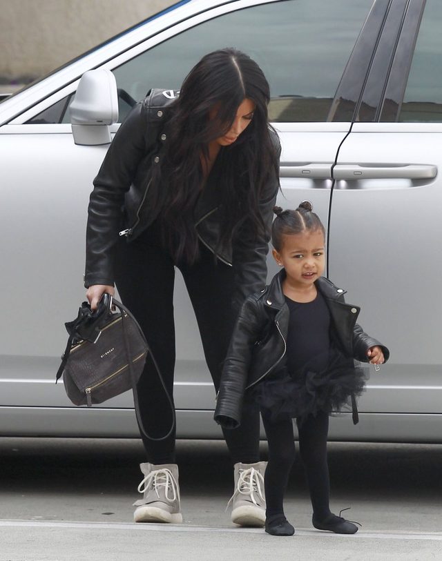 North West i Penelope Disick idą na lekcję baletu DUŻO ZDJĘĆ North West i Penelope Disick idą na lekcję baletu DUŻO ZDJĘĆ