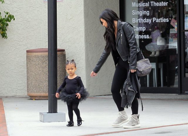 North West i Penelope Disick idą na lekcję baletu DUŻO ZDJĘĆ North West i Penelope Disick idą na lekcję baletu DUŻO ZDJĘĆ