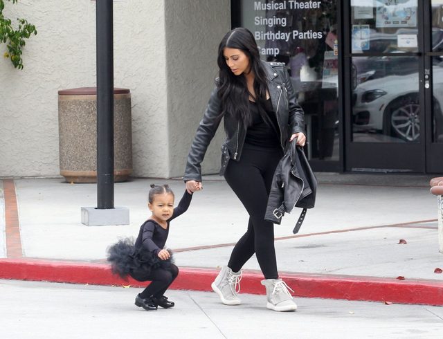 North West i Penelope Disick idą na lekcję baletu DUŻO ZDJĘĆ North West i Penelope Disick idą na lekcję baletu DUŻO ZDJĘĆ