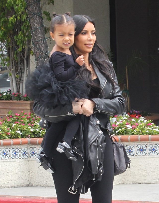 North West i Penelope Disick idą na lekcję baletu DUŻO ZDJĘĆ North West i Penelope Disick idą na lekcję baletu DUŻO ZDJĘĆ
