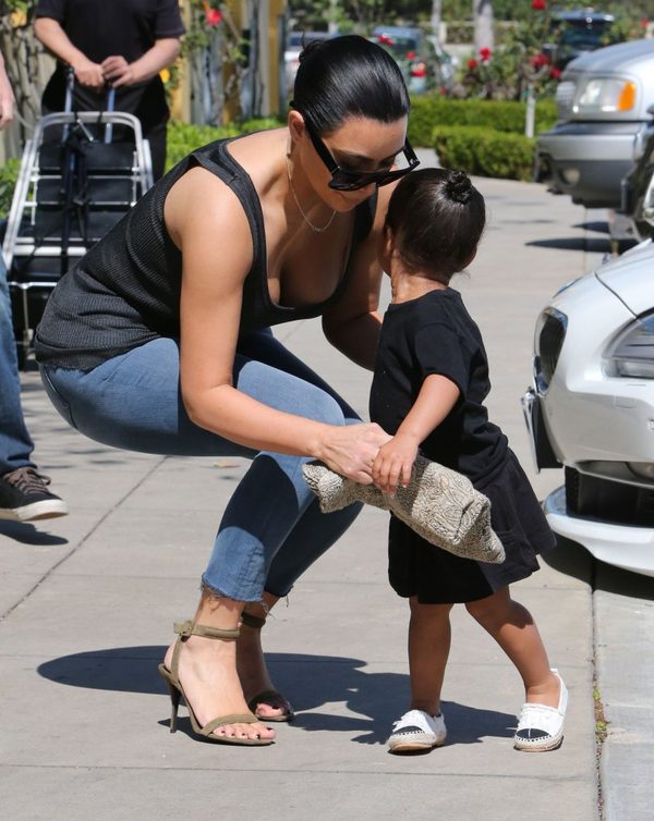 Kim i Kourtney zabrały dzieci do kina (FOTO) Kim i Kourtney zabrały dzieci do kina (FOTO)