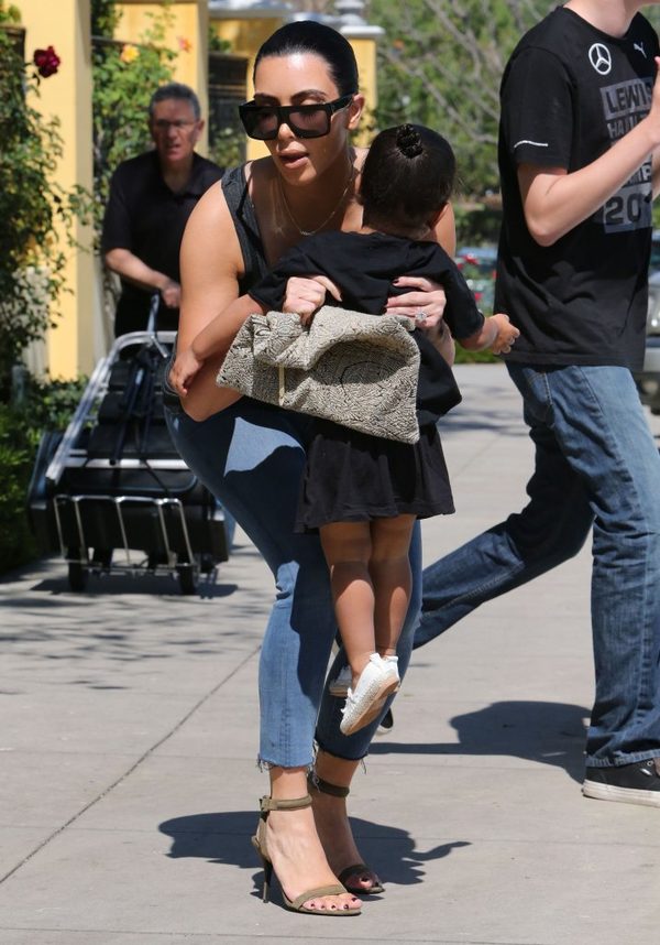 Kim i Kourtney zabrały dzieci do kina (FOTO) Kim i Kourtney zabrały dzieci do kina (FOTO)