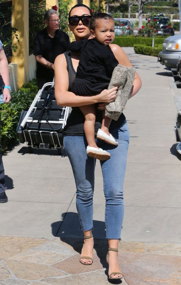 Kim i Kourtney zabrały dzieci do kina (FOTO) Kim i Kourtney zabrały dzieci do kina (FOTO)