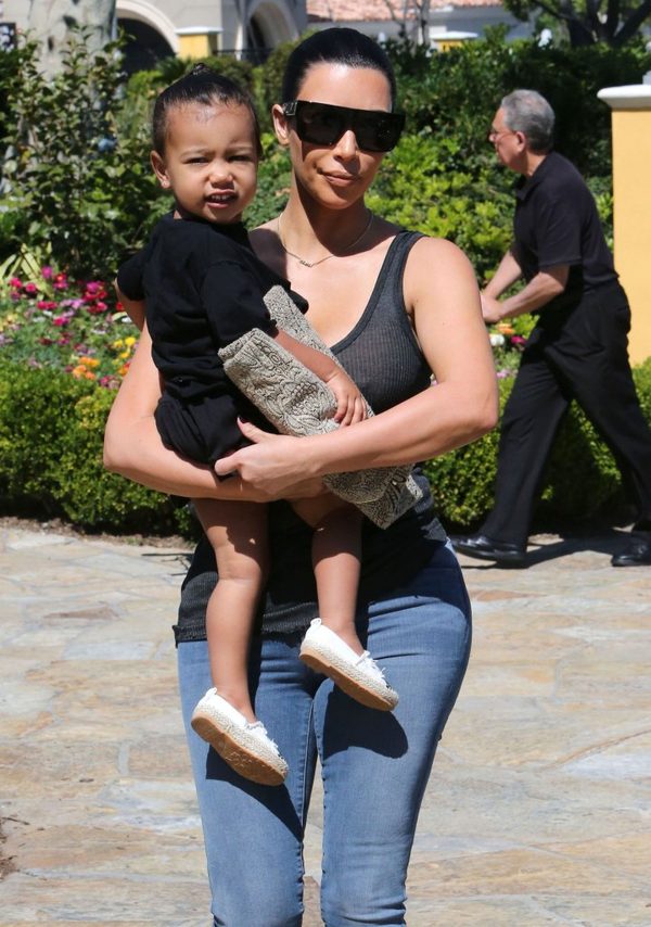 Kim i Kourtney zabrały dzieci do kina (FOTO) Kim i Kourtney zabrały dzieci do kina (FOTO)