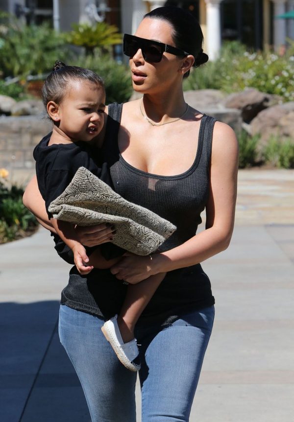 Kim i Kourtney zabrały dzieci do kina (FOTO) Kim i Kourtney zabrały dzieci do kina (FOTO)