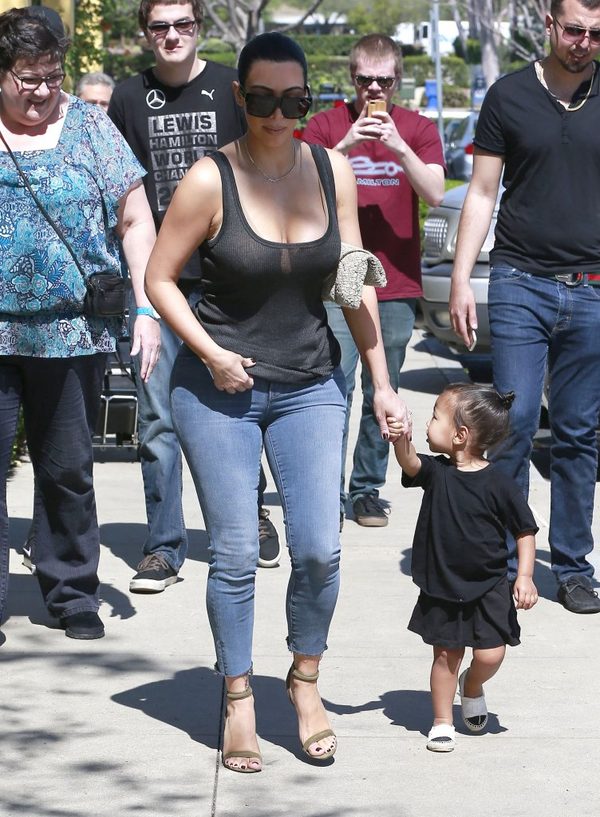 Kim i Kourtney zabrały dzieci do kina (FOTO)