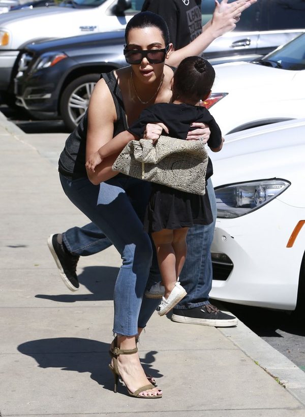 Kim i Kourtney zabrały dzieci do kina (FOTO) Kim i Kourtney zabrały dzieci do kina (FOTO)