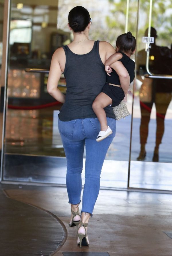 Kim i Kourtney zabrały dzieci do kina (FOTO) Kim i Kourtney zabrały dzieci do kina (FOTO)