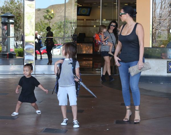 Kim i Kourtney zabrały dzieci do kina (FOTO) Kim i Kourtney zabrały dzieci do kina (FOTO)