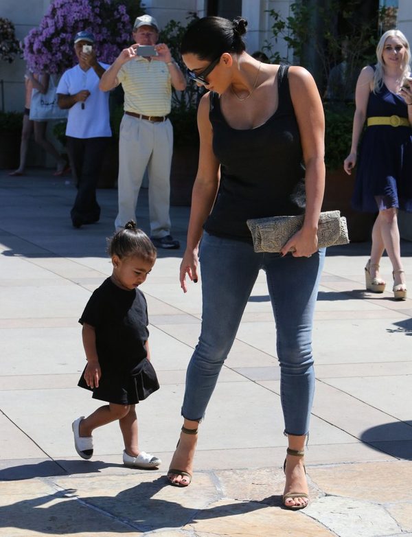 Kim i Kourtney zabrały dzieci do kina (FOTO) Kim i Kourtney zabrały dzieci do kina (FOTO)