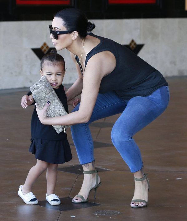 Kim i Kourtney zabrały dzieci do kina (FOTO) Kim i Kourtney zabrały dzieci do kina (FOTO)