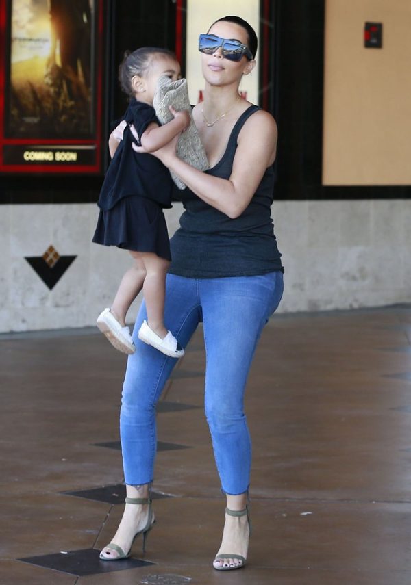 Kim i Kourtney zabrały dzieci do kina (FOTO) Kim i Kourtney zabrały dzieci do kina (FOTO)