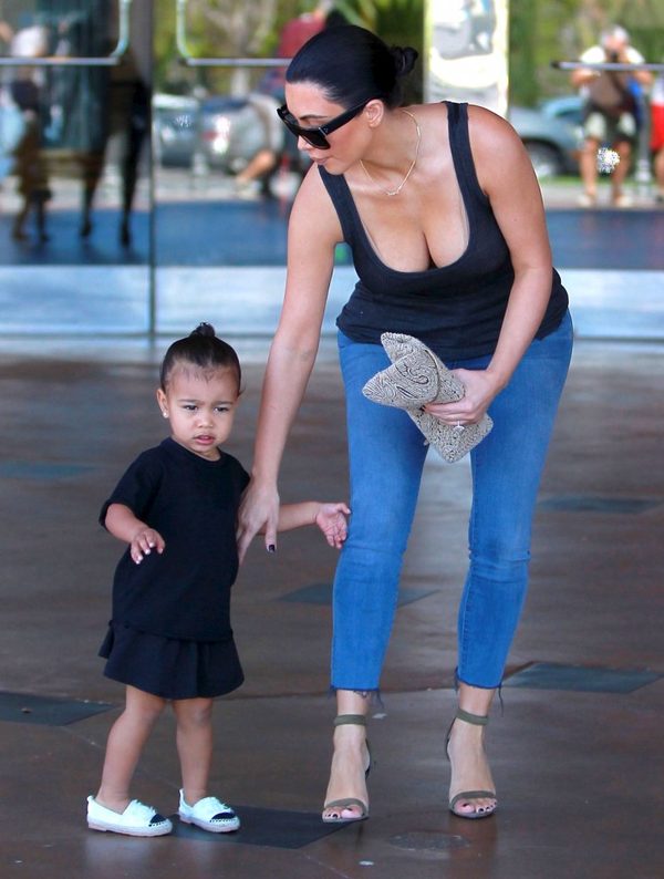 Kim i Kourtney zabrały dzieci do kina (FOTO) Kim i Kourtney zabrały dzieci do kina (FOTO)