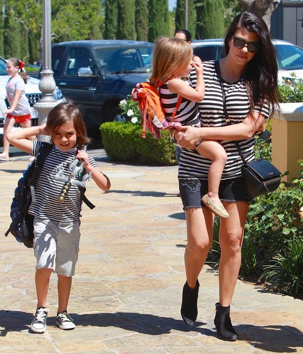 Kim i Kourtney zabrały dzieci do kina (FOTO) Kim i Kourtney zabrały dzieci do kina (FOTO)