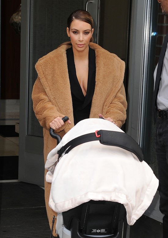 Wydekoltowana Kim Kardashian z córeczką Nori (FOTO)