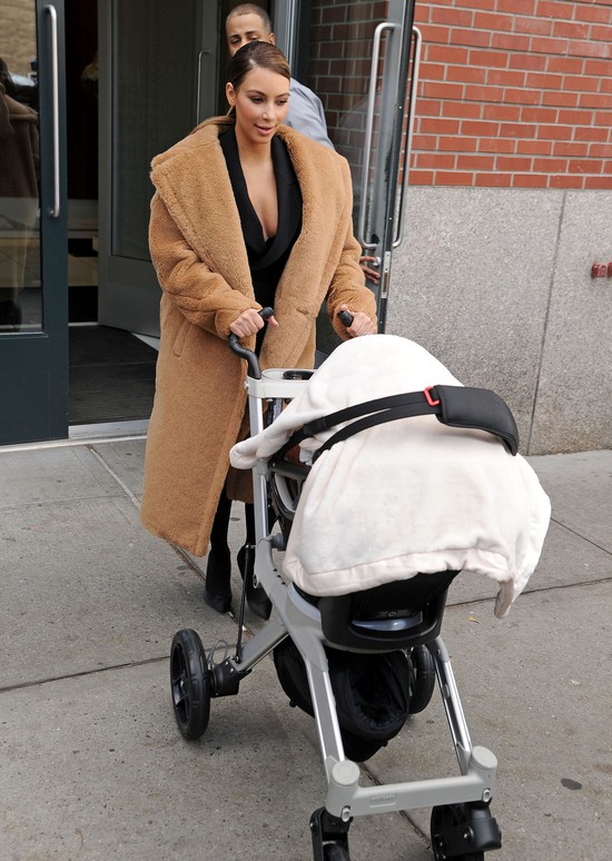 Wydekoltowana Kim Kardashian z córeczką Nori (FOTO)