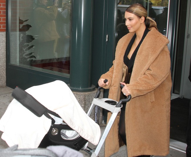 Wydekoltowana Kim Kardashian z córeczką Nori (FOTO)