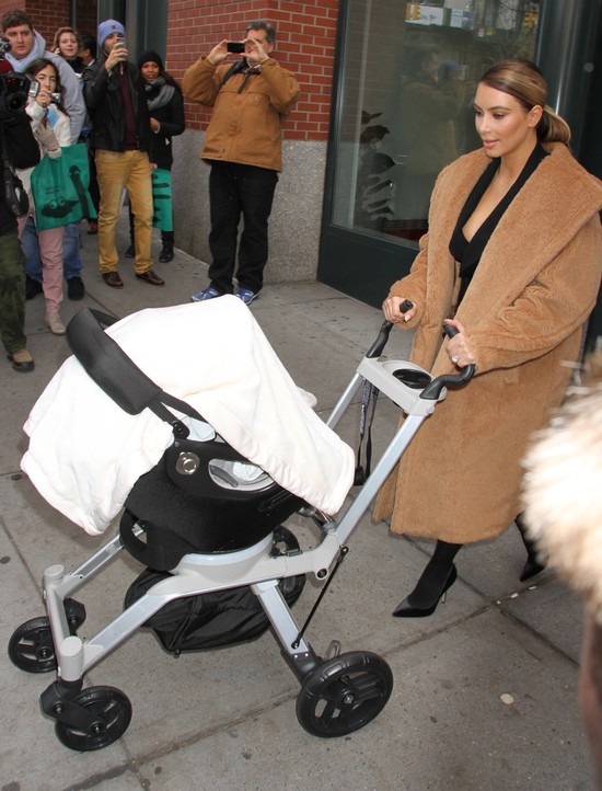 Wydekoltowana Kim Kardashian z córeczką Nori (FOTO)