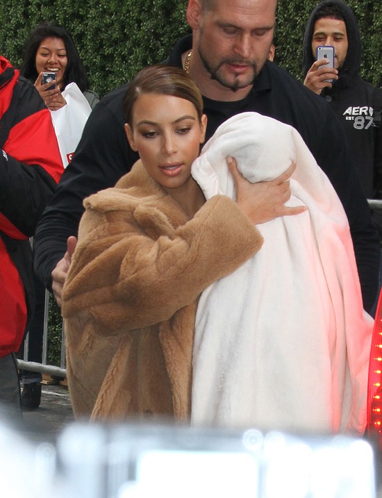 Wydekoltowana Kim Kardashian z córeczką Nori (FOTO)