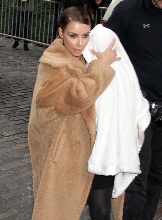 Wydekoltowana Kim Kardashian z córeczką Nori (FOTO)