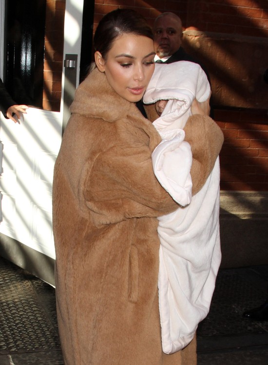 Wydekoltowana Kim Kardashian z córeczką Nori (FOTO)