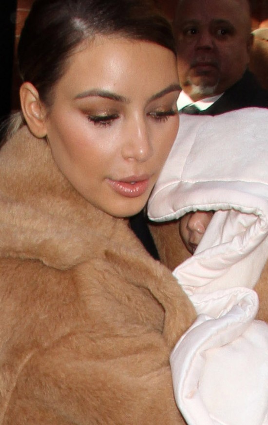 Wydekoltowana Kim Kardashian z córeczką Nori (FOTO)