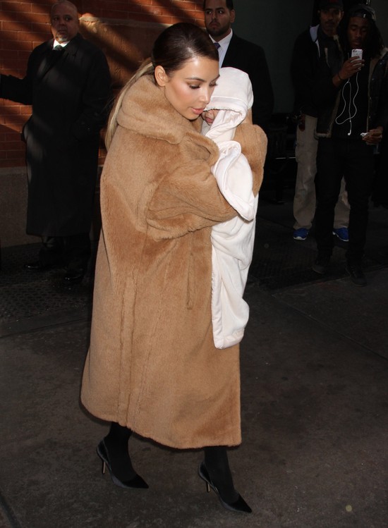 Wydekoltowana Kim Kardashian z córeczką Nori (FOTO)