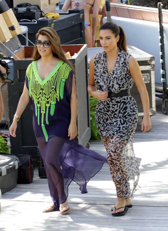 Kim i Kourtney Kasrdashian spacerują po plaży (FOTO)