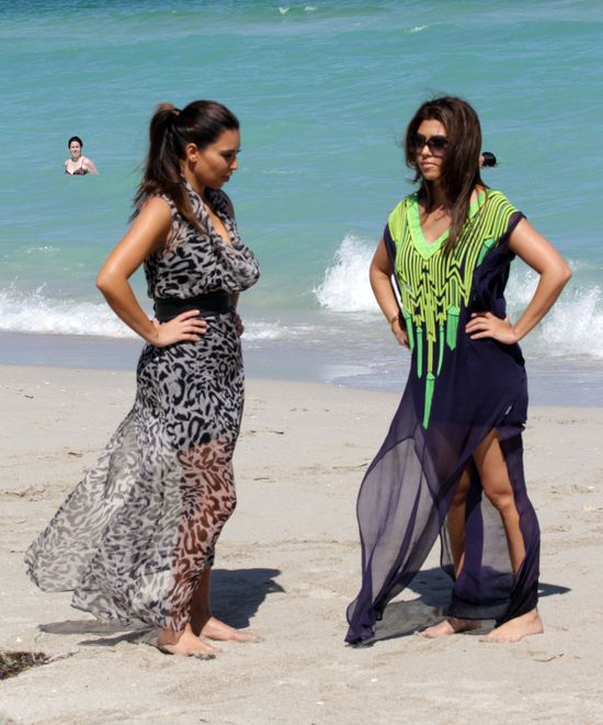 Kim i Kourtney Kasrdashian spacerują po plaży (FOTO) Kim i Kourtney Kasrdashian spacerują po plaży (FOTO)