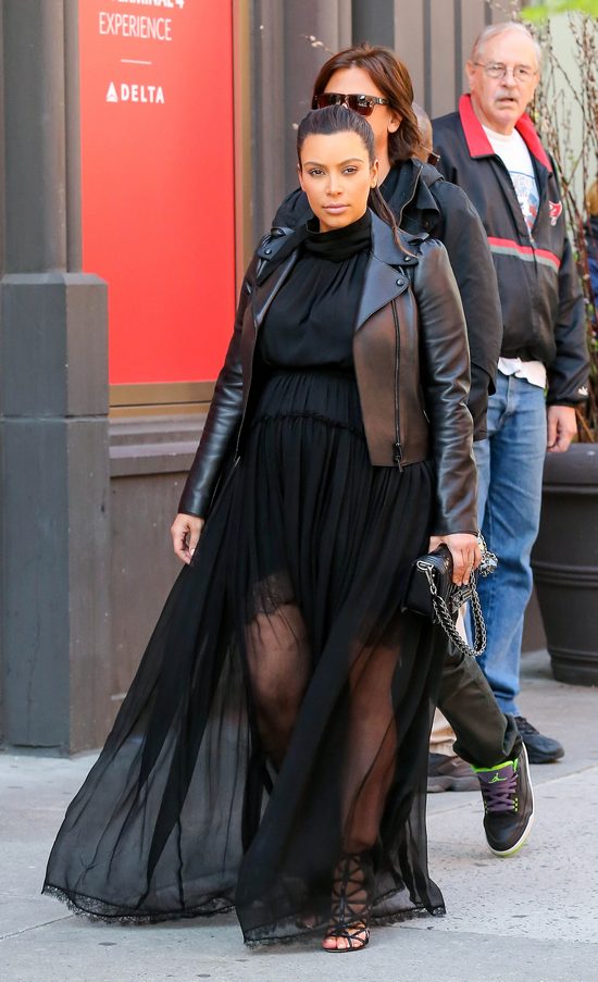 Kim Kardashian w szpilkach do 12 miesiąca ciąży? (FOTO)