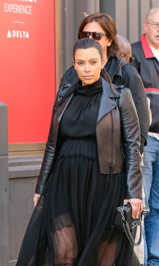 Kim Kardashian w szpilkach do 12 miesiąca ciąży? (FOTO)