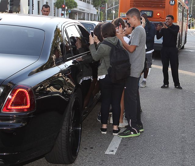 Kim Kardashian na obiedzie z przyjaciółmi (FOTO)