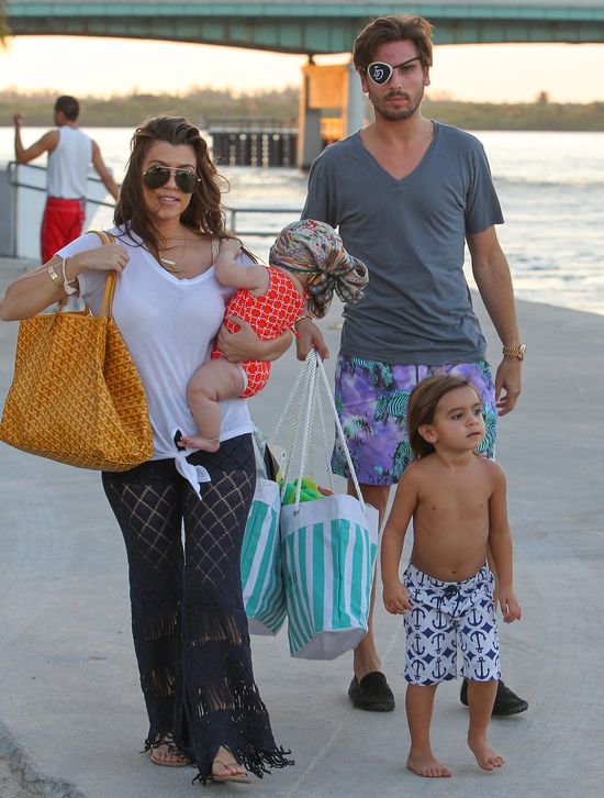 Kourtney Kardashian z córeczką Penelope na plaży (FOTO)