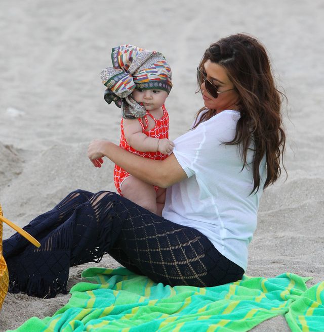 Kourtney Kardashian z córeczką Penelope na plaży (FOTO)