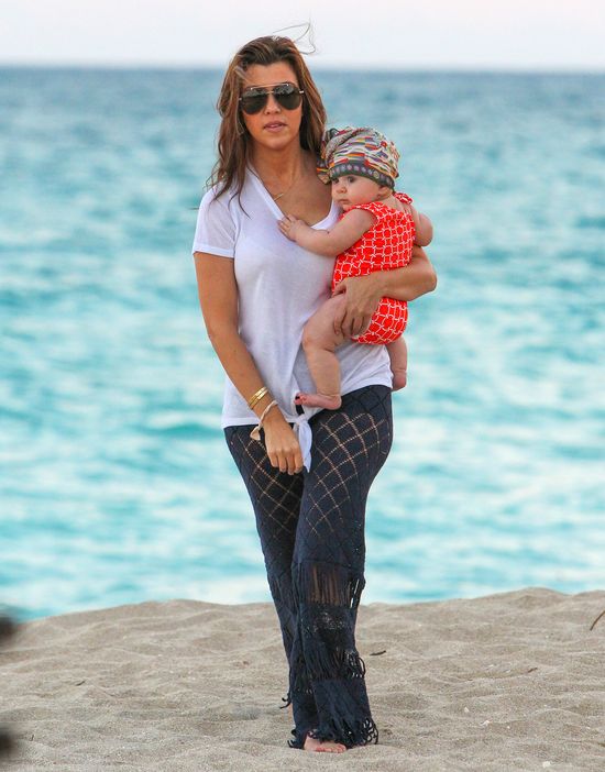 Kourtney Kardashian z córeczką Penelope na plaży (FOTO)