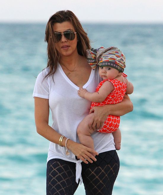 Kourtney Kardashian z córeczką Penelope na plaży (FOTO)