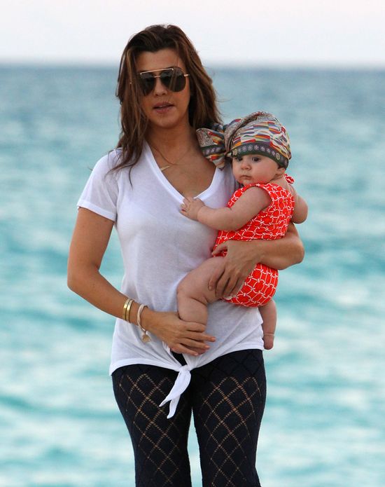 Kourtney Kardashian z córeczką Penelope na plaży (FOTO)
