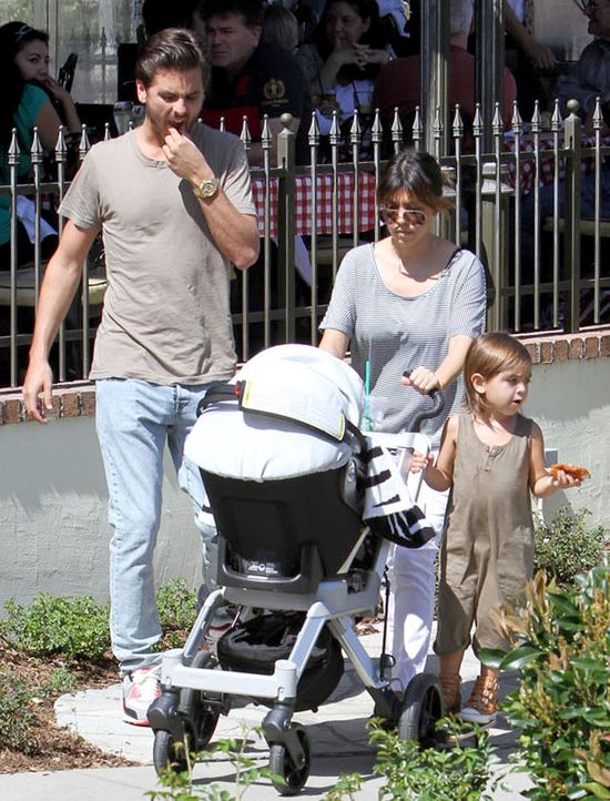 Rodzina Kourtney Kardashian wybrała obiad na mieście (FOTO)