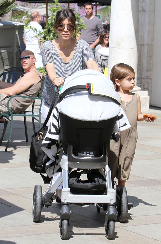 Rodzina Kourtney Kardashian wybrała obiad na mieście (FOTO)