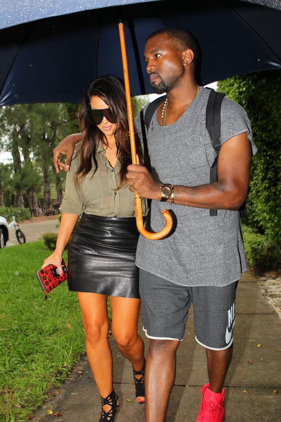 Kardashianka łapie chłopaka za pupę (FOTO)