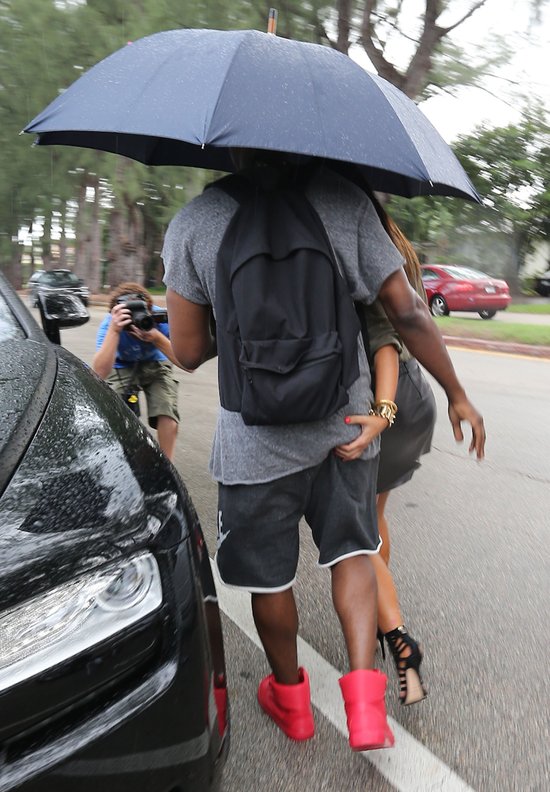 Kardashianka łapie chłopaka za pupę (FOTO)